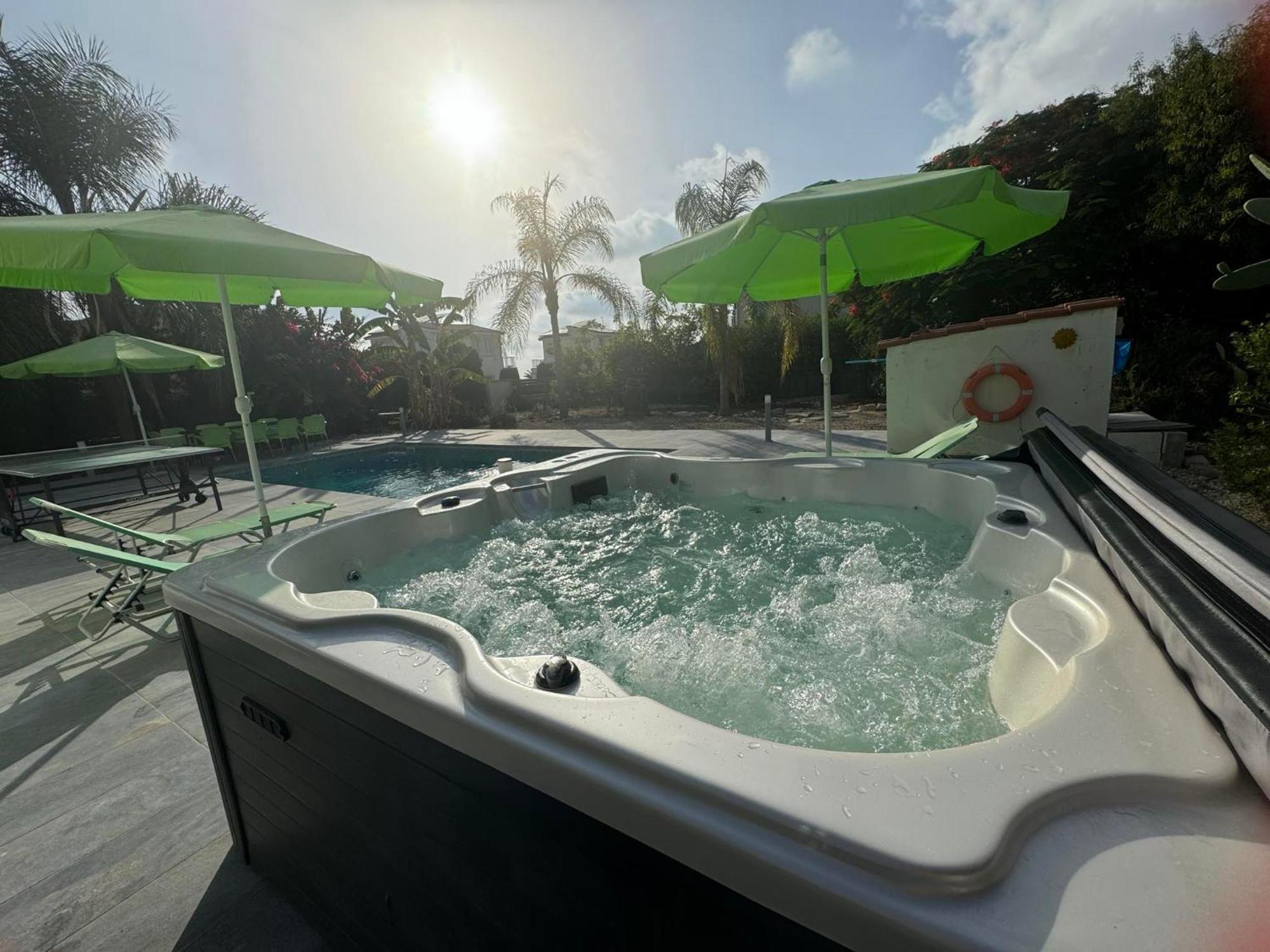 Villa Coralia Gardens 1Km From Coral Bay Beach Luaran gambar